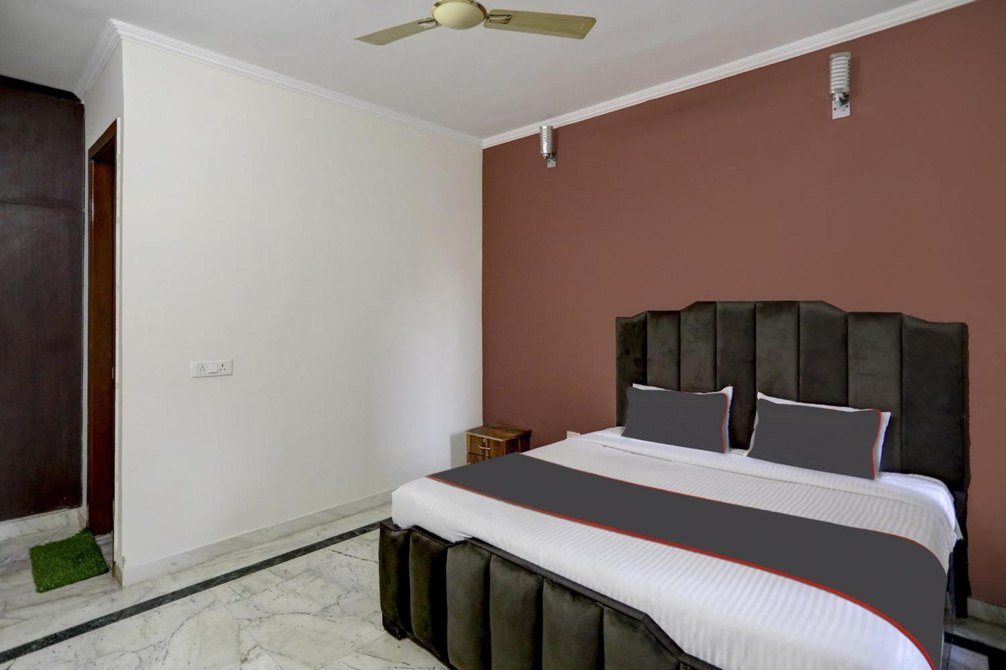 Capital O Uk House Residency Hotel Gurgaon Exterior foto
