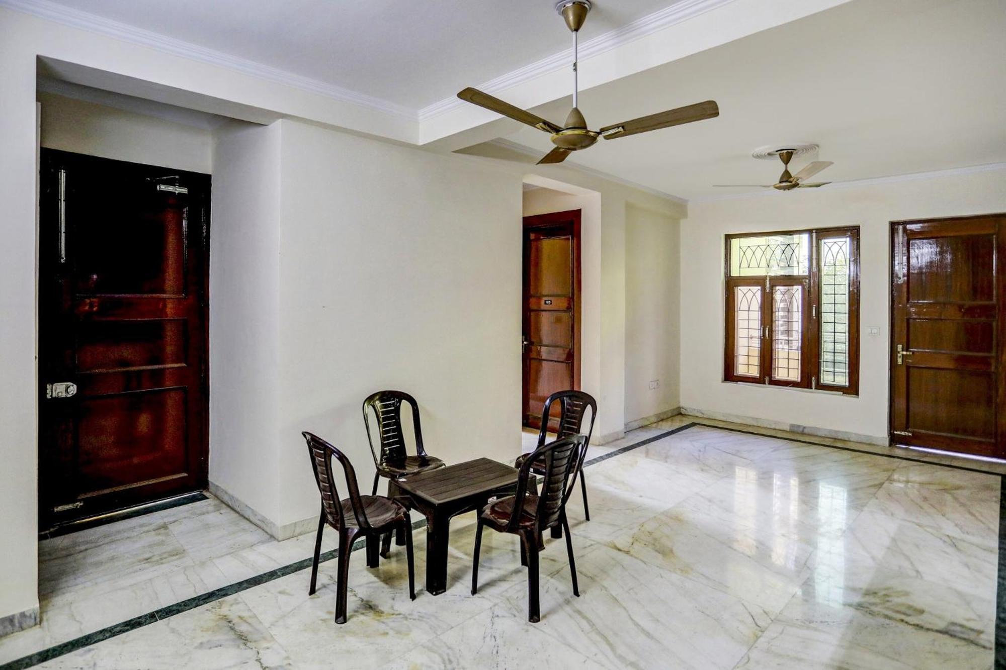 Capital O Uk House Residency Hotel Gurgaon Exterior foto
