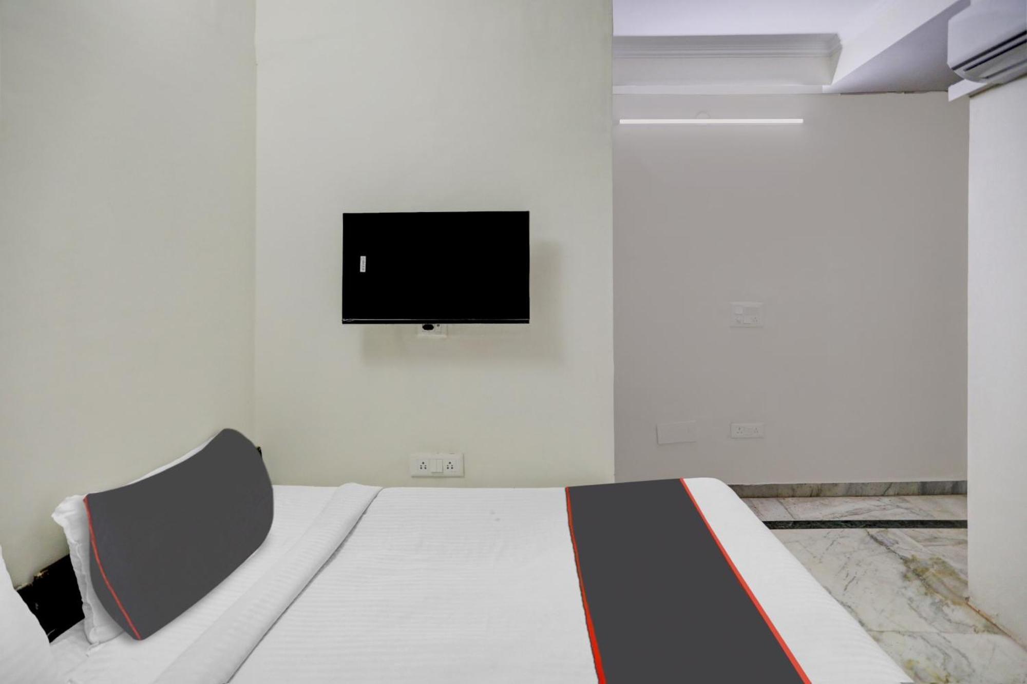 Capital O Uk House Residency Hotel Gurgaon Exterior foto