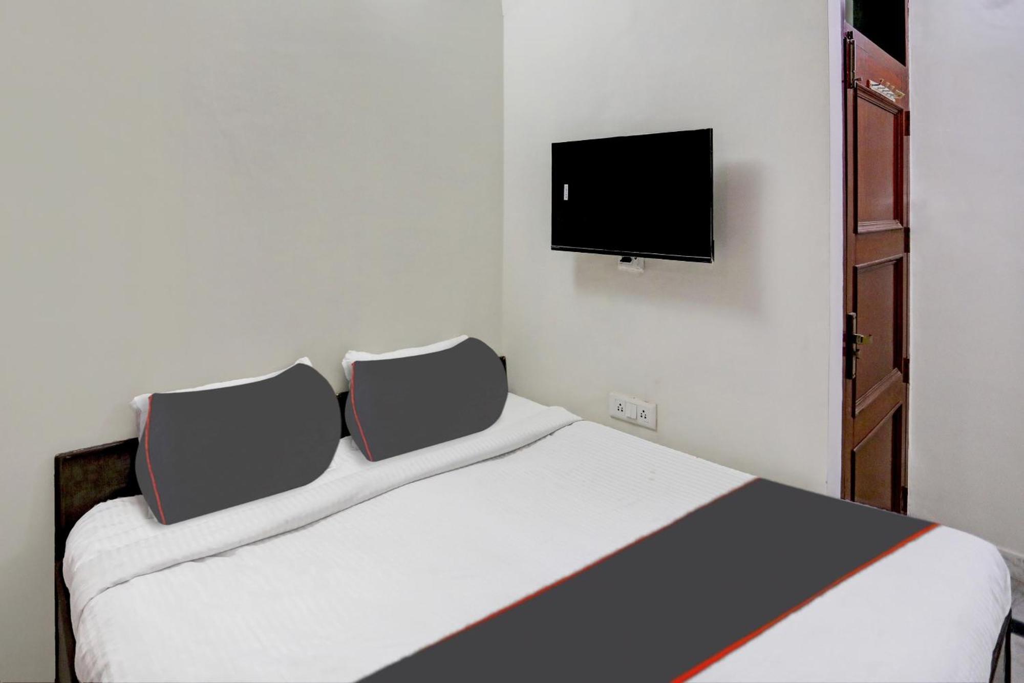 Capital O Uk House Residency Hotel Gurgaon Exterior foto