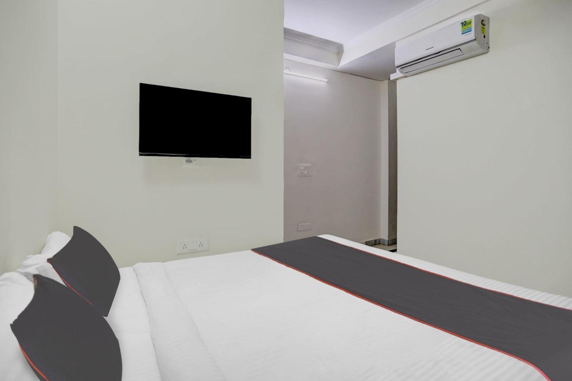 Capital O Uk House Residency Hotel Gurgaon Exterior foto